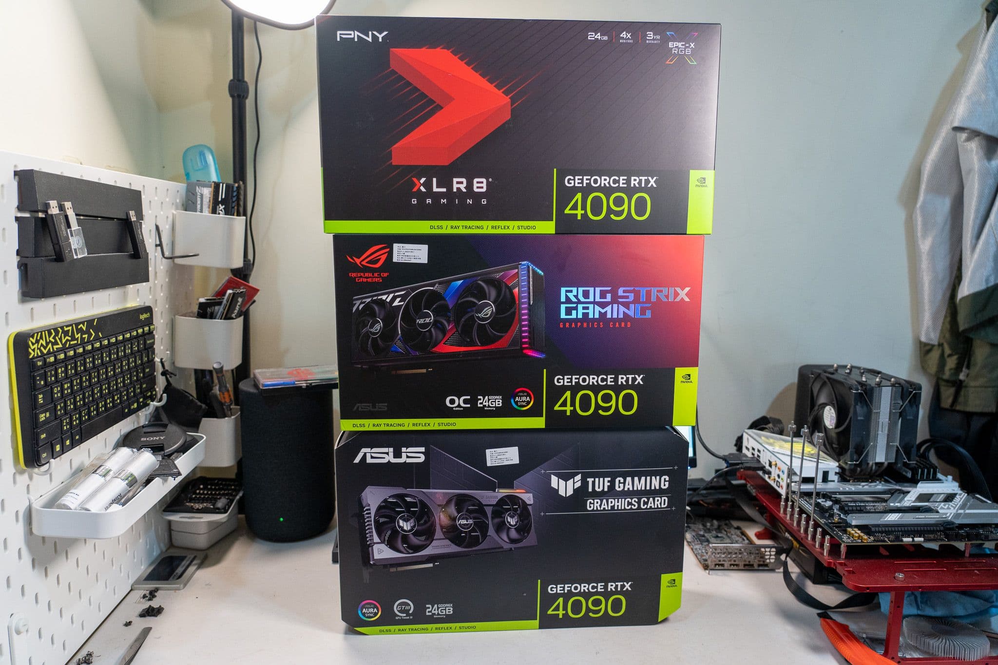 對不起錢包，但她真的好酷喔 - PNY XLR8 GeForce RTX4090 24GB DDR6X UPRISING